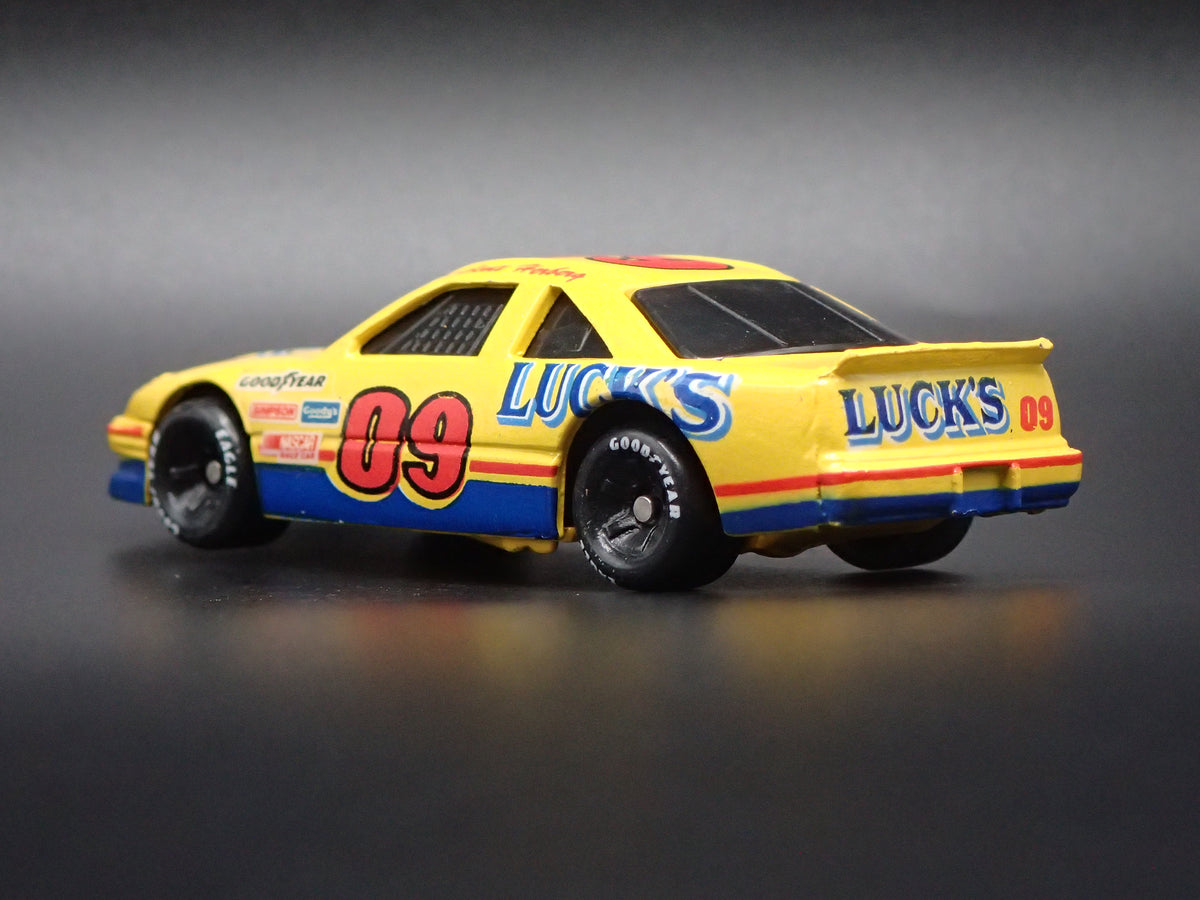1992 92 PONTIAC GRAND PRIX 09 SCOTT HERBERG LUCKS NASCAR  1:64 SCALE DIECAST CAR