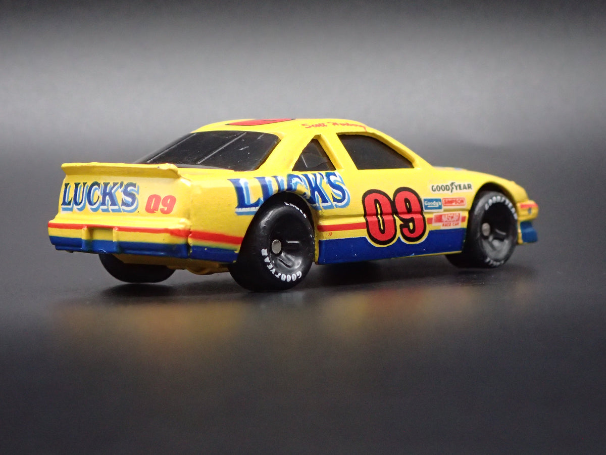 1992 92 PONTIAC GRAND PRIX 09 SCOTT HERBERG LUCKS NASCAR  1:64 SCALE DIECAST CAR