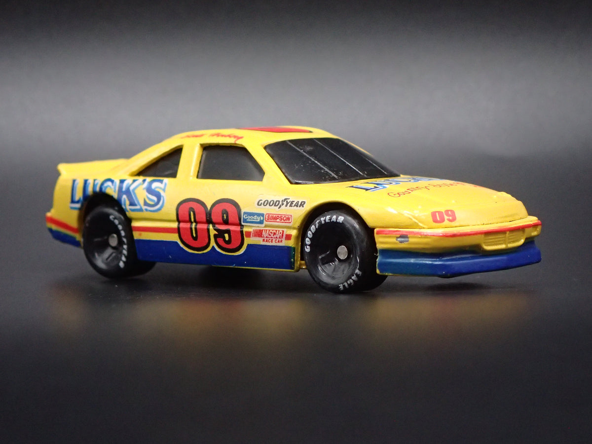 1992 92 PONTIAC GRAND PRIX 09 SCOTT HERBERG LUCKS NASCAR  1:64 SCALE DIECAST CAR