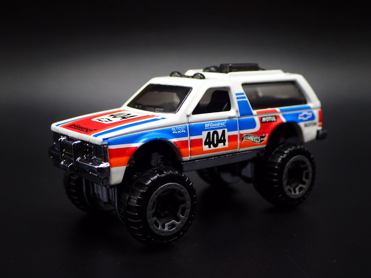 1982-1994 CHEVY CHEVROLET BLAZER 4X4 WHITE 1:64 SCALE DIORAMA DIECAST MODEL CAR
