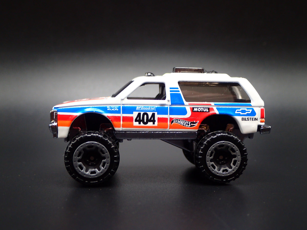 1982-1994 CHEVY CHEVROLET BLAZER 4X4 WHITE 1:64 SCALE DIORAMA DIECAST MODEL CAR