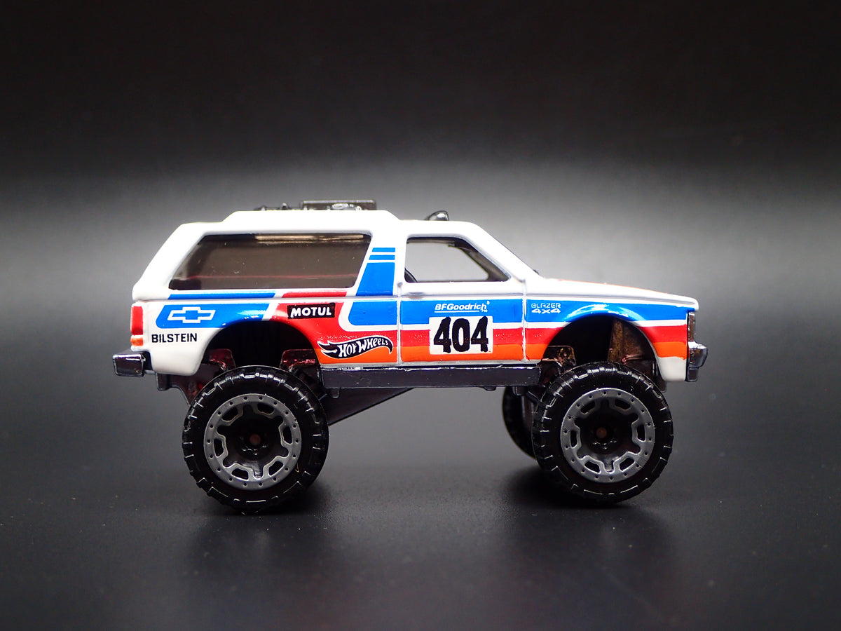 1982-1994 CHEVY CHEVROLET BLAZER 4X4 WHITE 1:64 SCALE DIORAMA DIECAST MODEL CAR