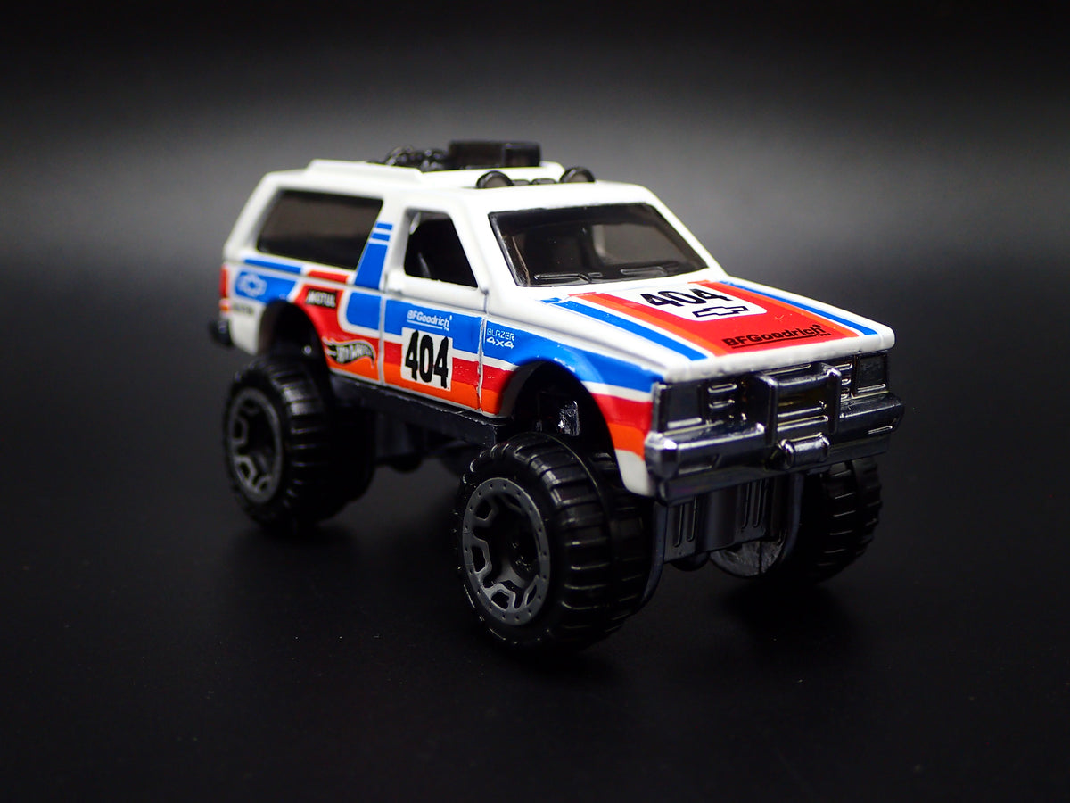 1982-1994 CHEVY CHEVROLET BLAZER 4X4 WHITE 1:64 SCALE DIORAMA DIECAST MODEL CAR