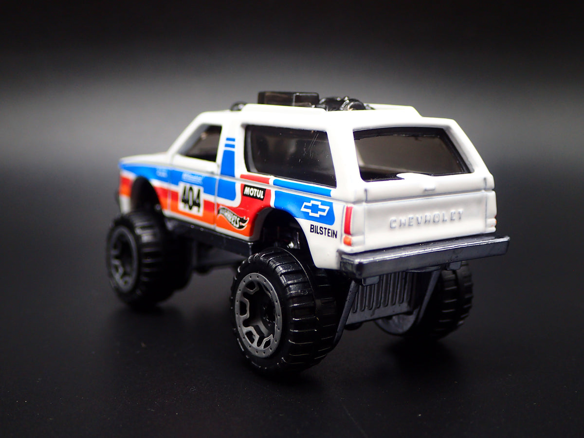 1982-1994 CHEVY CHEVROLET BLAZER 4X4 WHITE 1:64 SCALE DIORAMA DIECAST MODEL CAR
