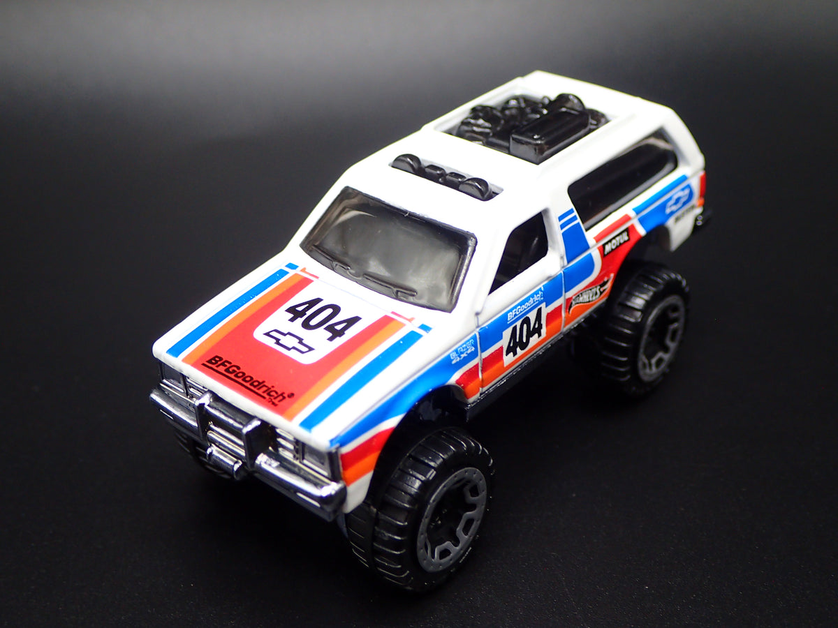 1982-1994 CHEVY CHEVROLET BLAZER 4X4 WHITE 1:64 SCALE DIORAMA DIECAST MODEL CAR