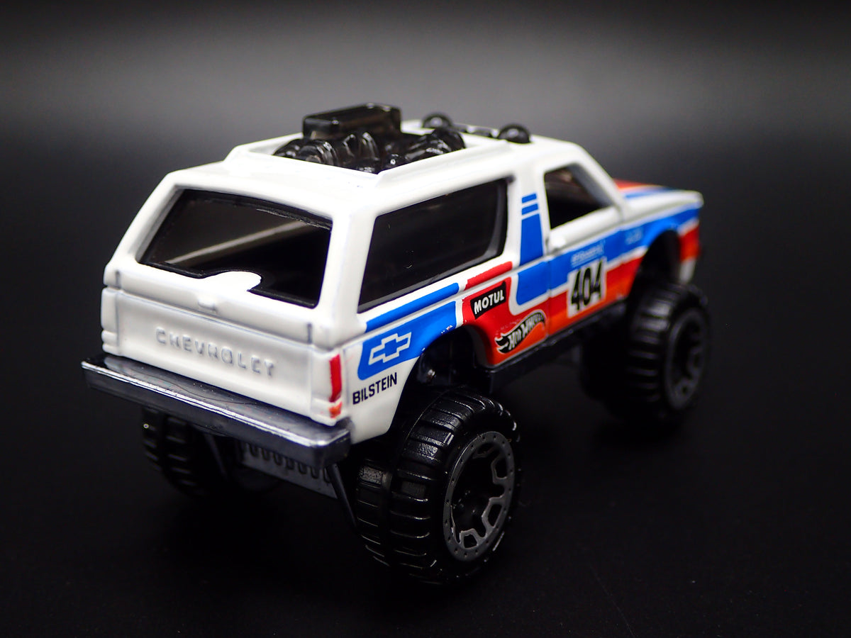 1982-1994 CHEVY CHEVROLET BLAZER 4X4 WHITE 1:64 SCALE DIORAMA DIECAST MODEL CAR