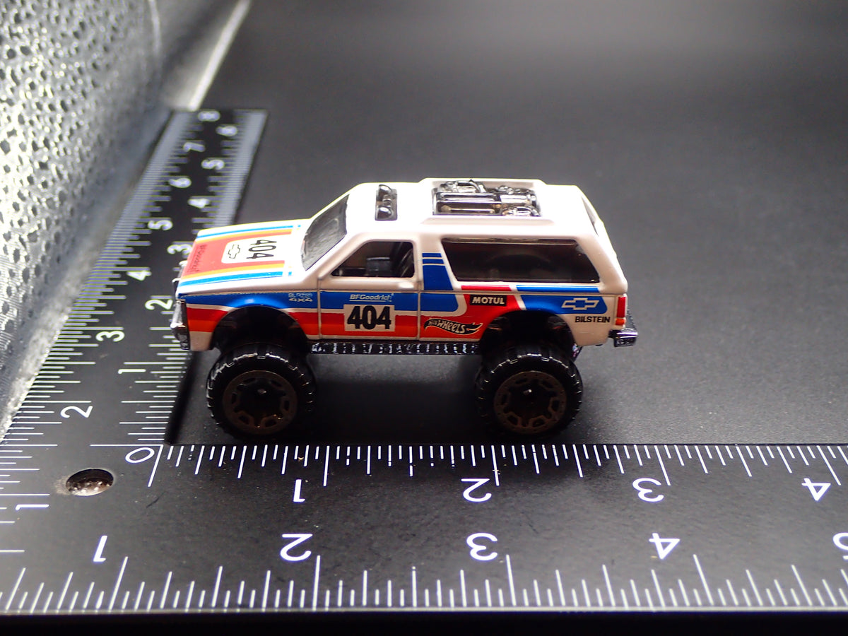 1982-1994 CHEVY CHEVROLET BLAZER 4X4 WHITE 1:64 SCALE DIORAMA DIECAST MODEL CAR