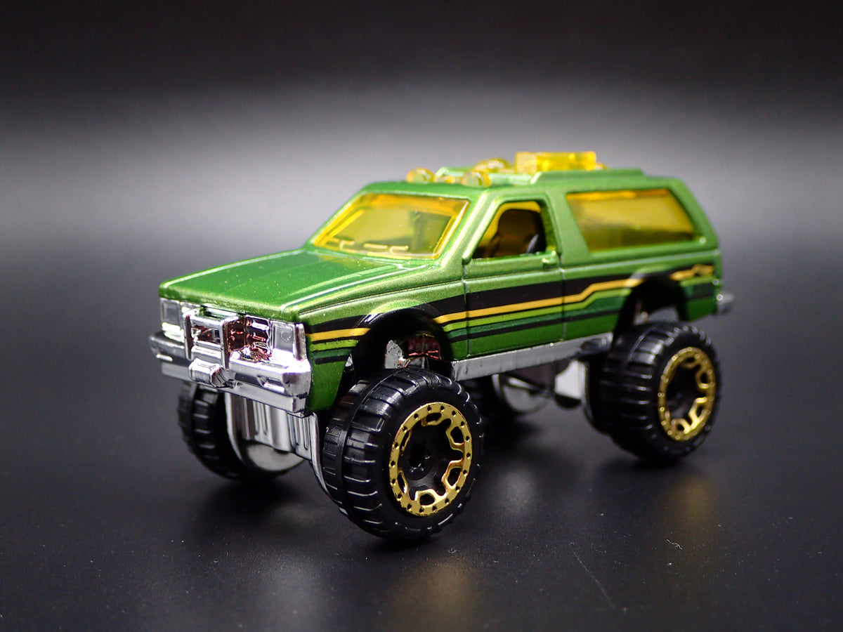 1982-1994 CHEVY CHEVROLET BLAZER 4X4 GREEN 1:64 SCALE DIORAMA DIECAST MODEL CAR