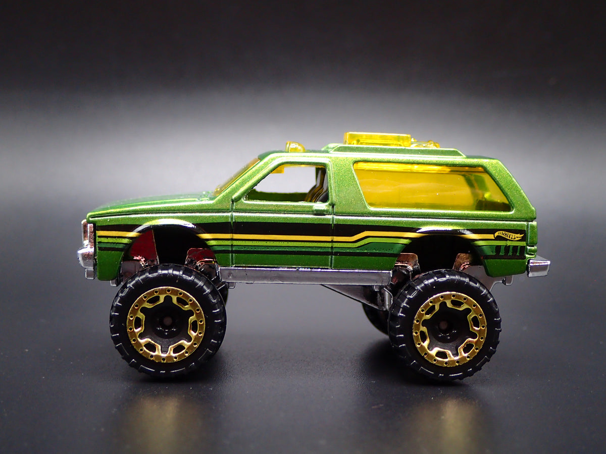 1982-1994 CHEVY CHEVROLET BLAZER 4X4 GREEN 1:64 SCALE DIORAMA DIECAST MODEL CAR