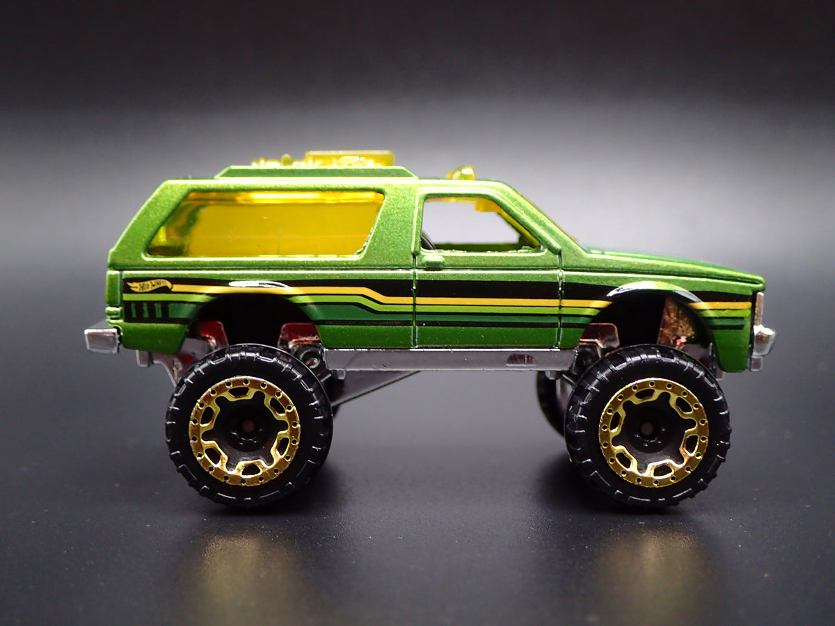 1982-1994 CHEVY CHEVROLET BLAZER 4X4 GREEN 1:64 SCALE DIORAMA DIECAST MODEL CAR