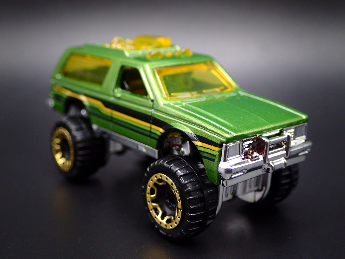 1982-1994 CHEVY CHEVROLET BLAZER 4X4 GREEN 1:64 SCALE DIORAMA DIECAST MODEL CAR