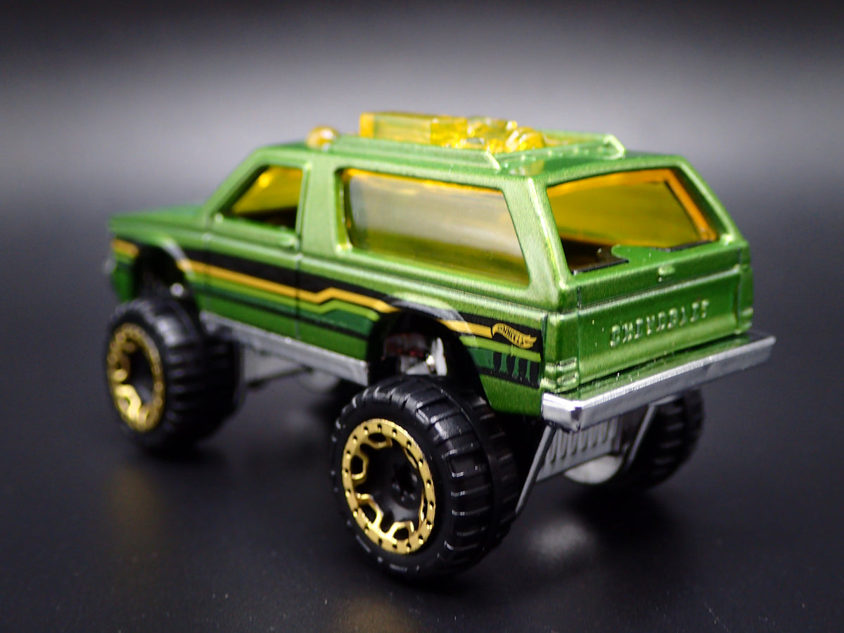 1982-1994 CHEVY CHEVROLET BLAZER 4X4 GREEN 1:64 SCALE DIORAMA DIECAST MODEL CAR