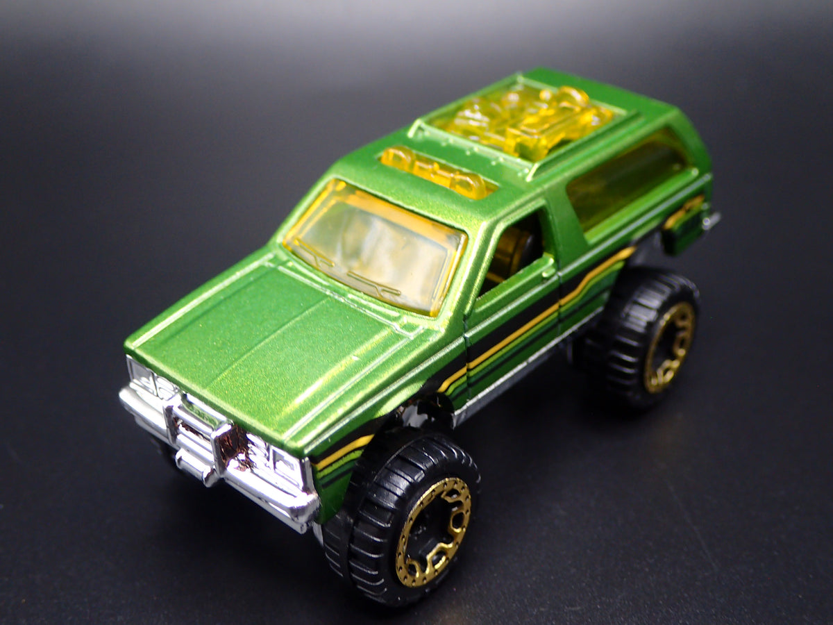 1982-1994 CHEVY CHEVROLET BLAZER 4X4 GREEN 1:64 SCALE DIORAMA DIECAST MODEL CAR