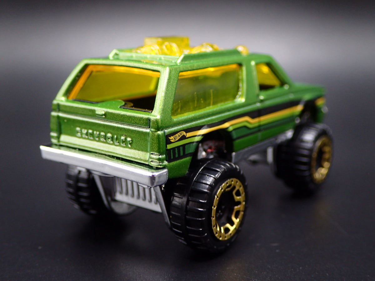 1982-1994 CHEVY CHEVROLET BLAZER 4X4 GREEN 1:64 SCALE DIORAMA DIECAST MODEL CAR