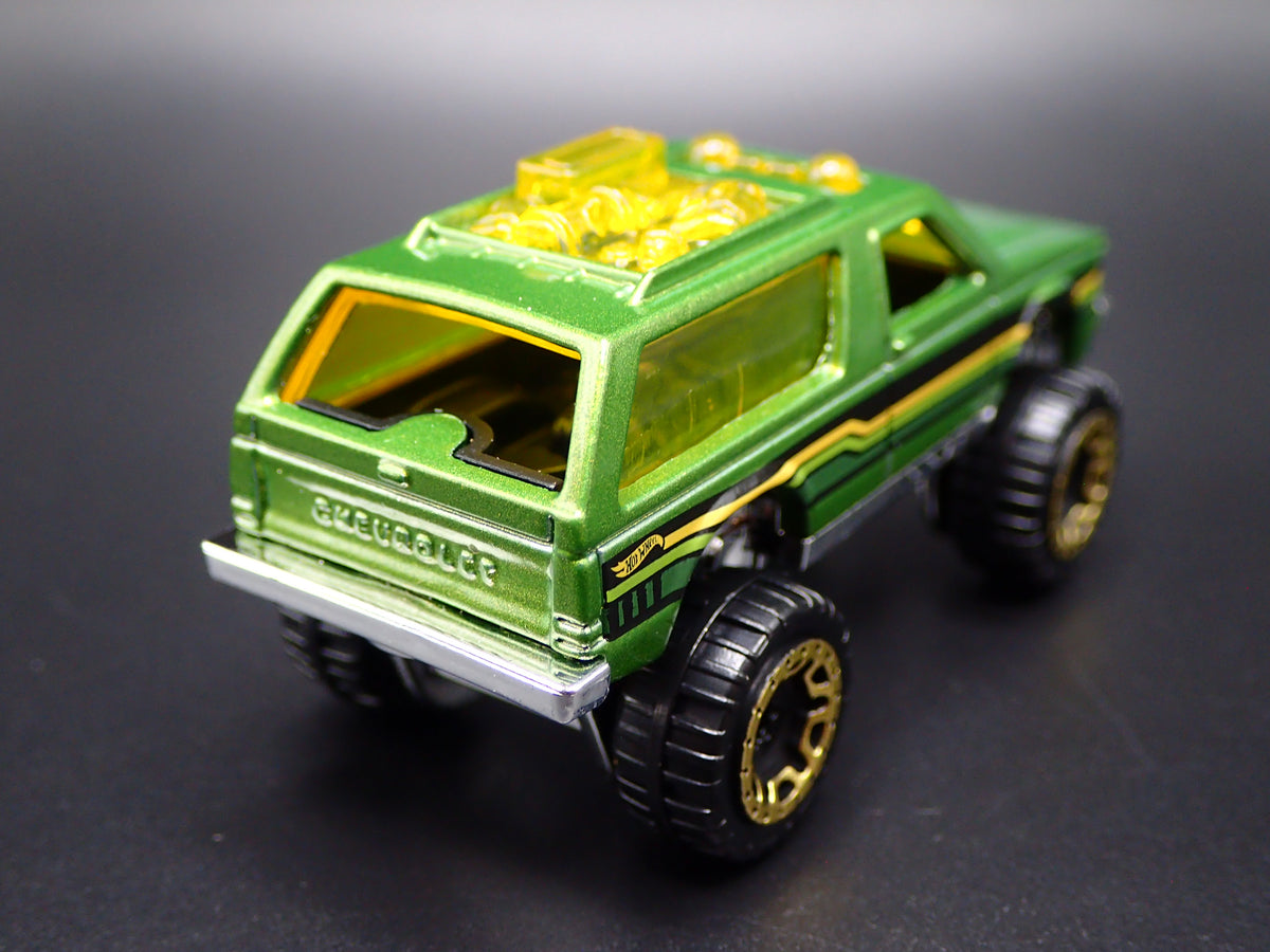 1982-1994 CHEVY CHEVROLET BLAZER 4X4 GREEN 1:64 SCALE DIORAMA DIECAST MODEL CAR