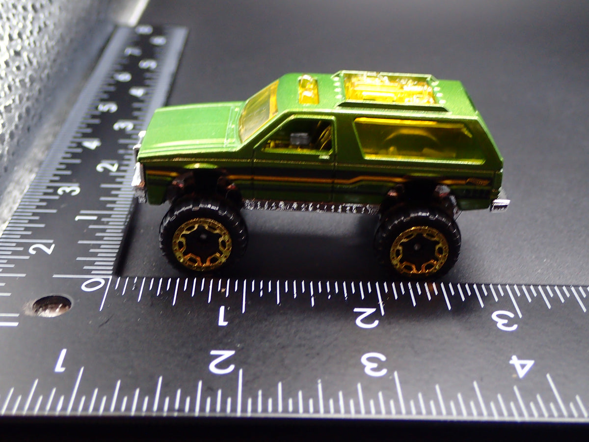 1982-1994 CHEVY CHEVROLET BLAZER 4X4 GREEN 1:64 SCALE DIORAMA DIECAST MODEL CAR