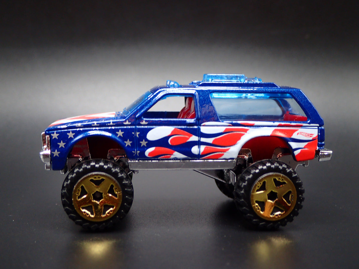 1982-1994 CHEVY CHEVROLET BLAZER 4X4 BLUE 1:64 SCALE DIORAMA DIECAST MODEL CAR