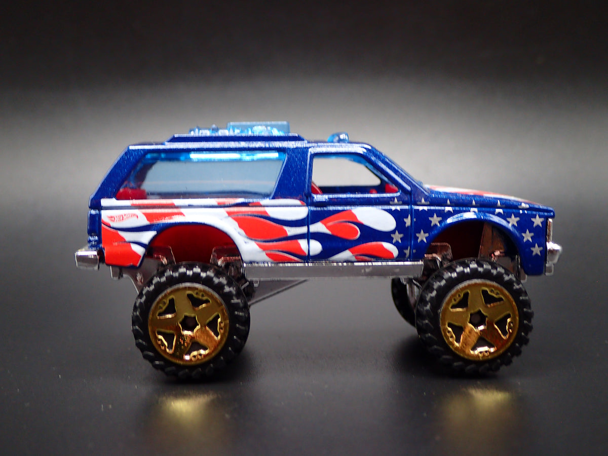1982-1994 CHEVY CHEVROLET BLAZER 4X4 BLUE 1:64 SCALE DIORAMA DIECAST MODEL CAR