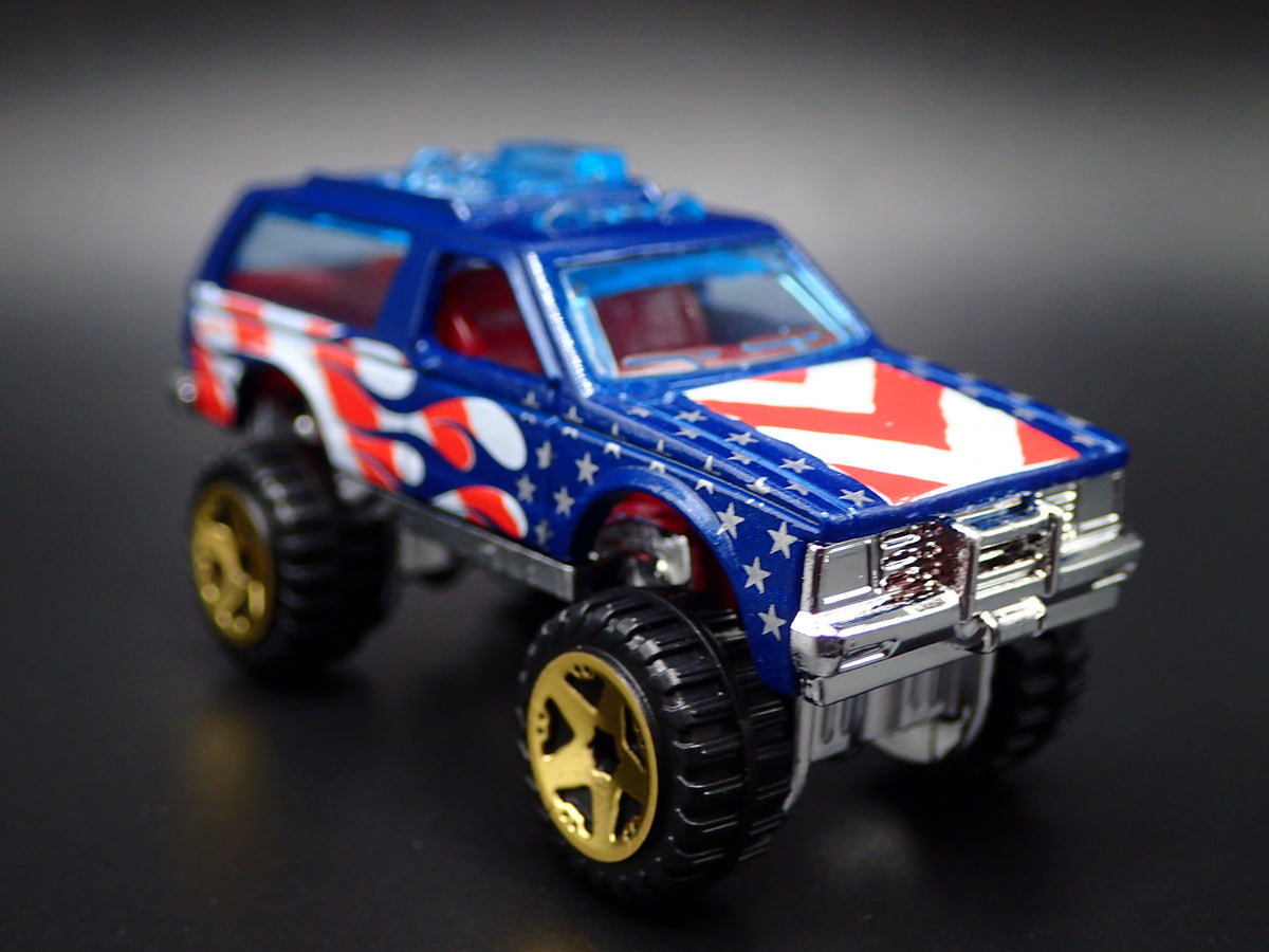 1982-1994 CHEVY CHEVROLET BLAZER 4X4 BLUE 1:64 SCALE DIORAMA DIECAST MODEL CAR