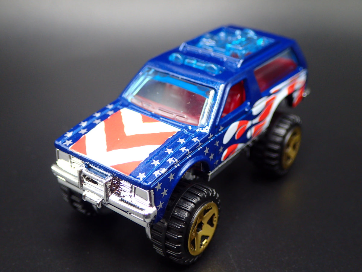 1982-1994 CHEVY CHEVROLET BLAZER 4X4 BLUE 1:64 SCALE DIORAMA DIECAST MODEL CAR