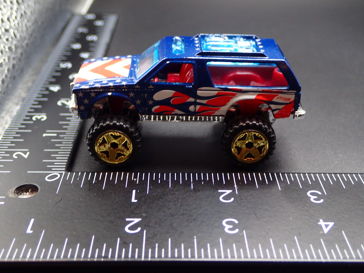 1982-1994 CHEVY CHEVROLET BLAZER 4X4 BLUE 1:64 SCALE DIORAMA DIECAST MODEL CAR