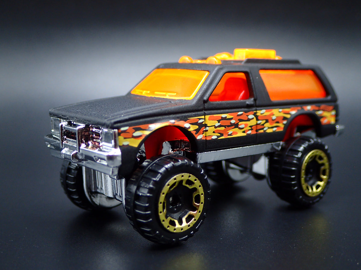 1982-1994 CHEVY CHEVROLET BLAZER 4X4 BLACK 1:64 SCALE DIORAMA DIECAST MODEL CAR