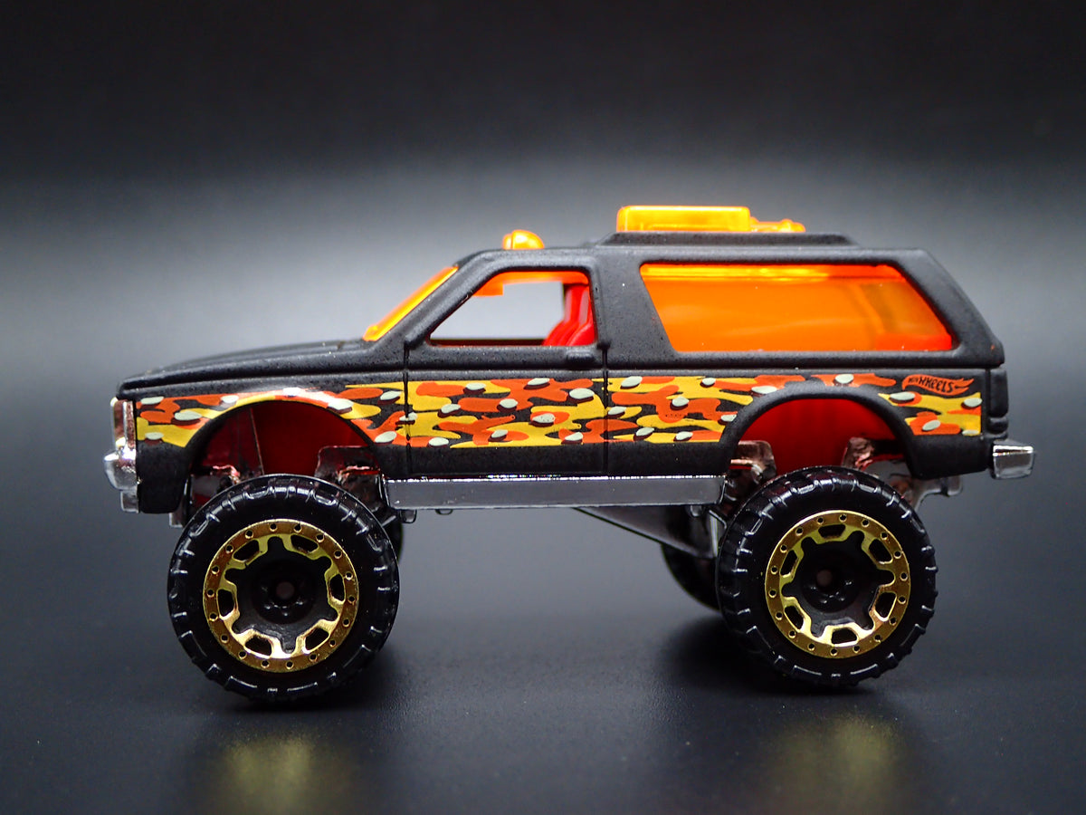 1982-1994 CHEVY CHEVROLET BLAZER 4X4 BLACK 1:64 SCALE DIORAMA DIECAST MODEL CAR