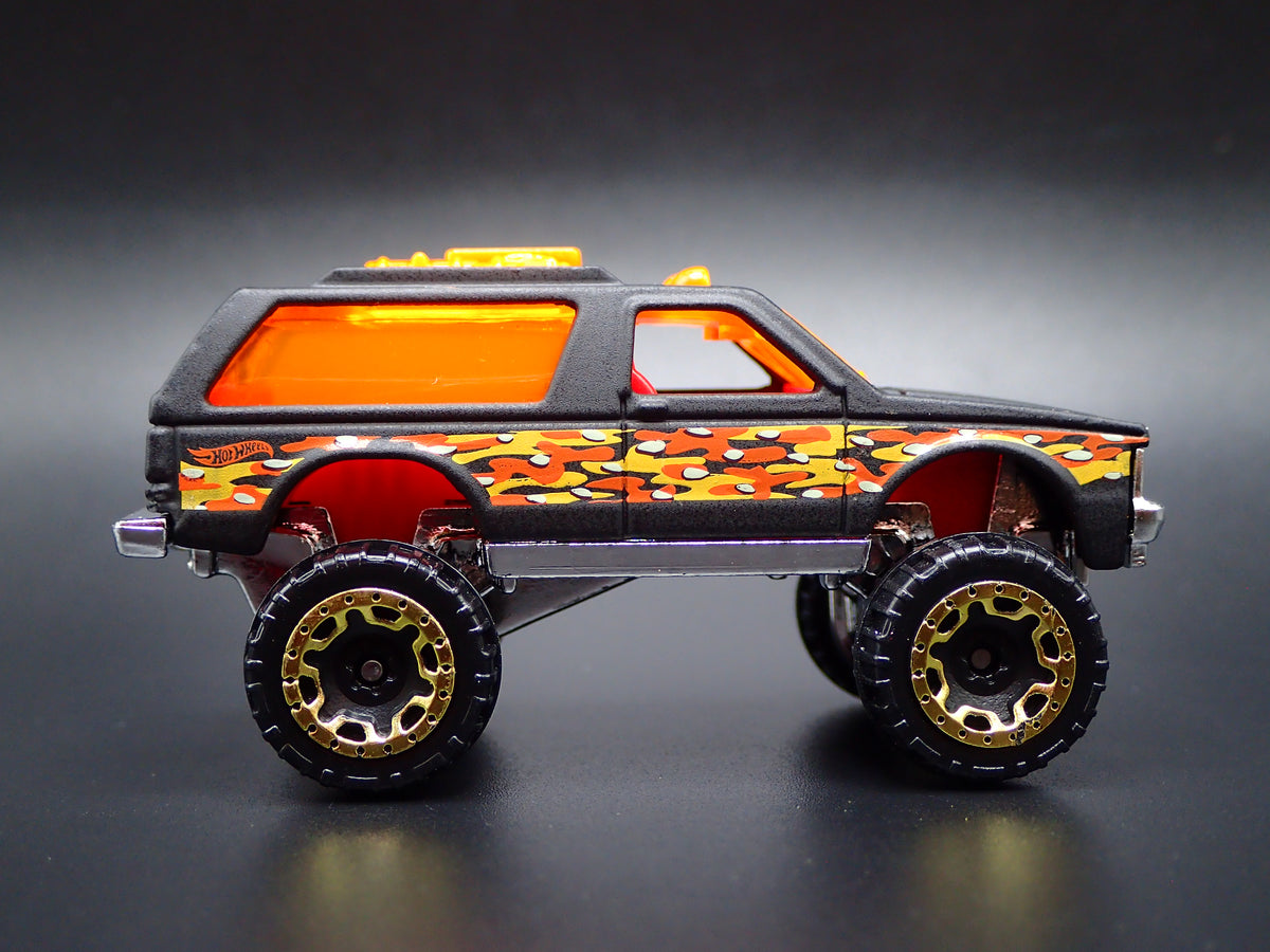 1982-1994 CHEVY CHEVROLET BLAZER 4X4 BLACK 1:64 SCALE DIORAMA DIECAST MODEL CAR