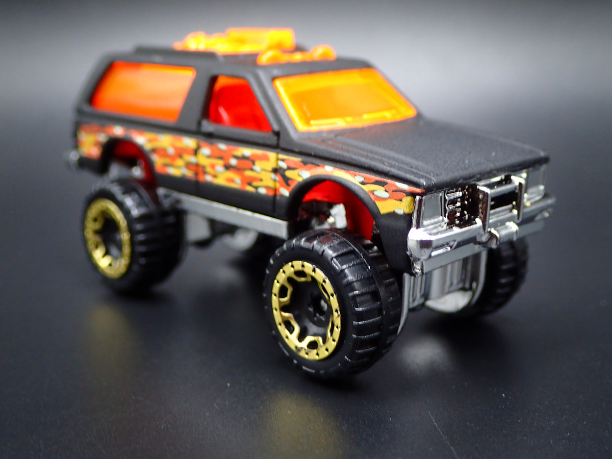 1982-1994 CHEVY CHEVROLET BLAZER 4X4 BLACK 1:64 SCALE DIORAMA DIECAST MODEL CAR