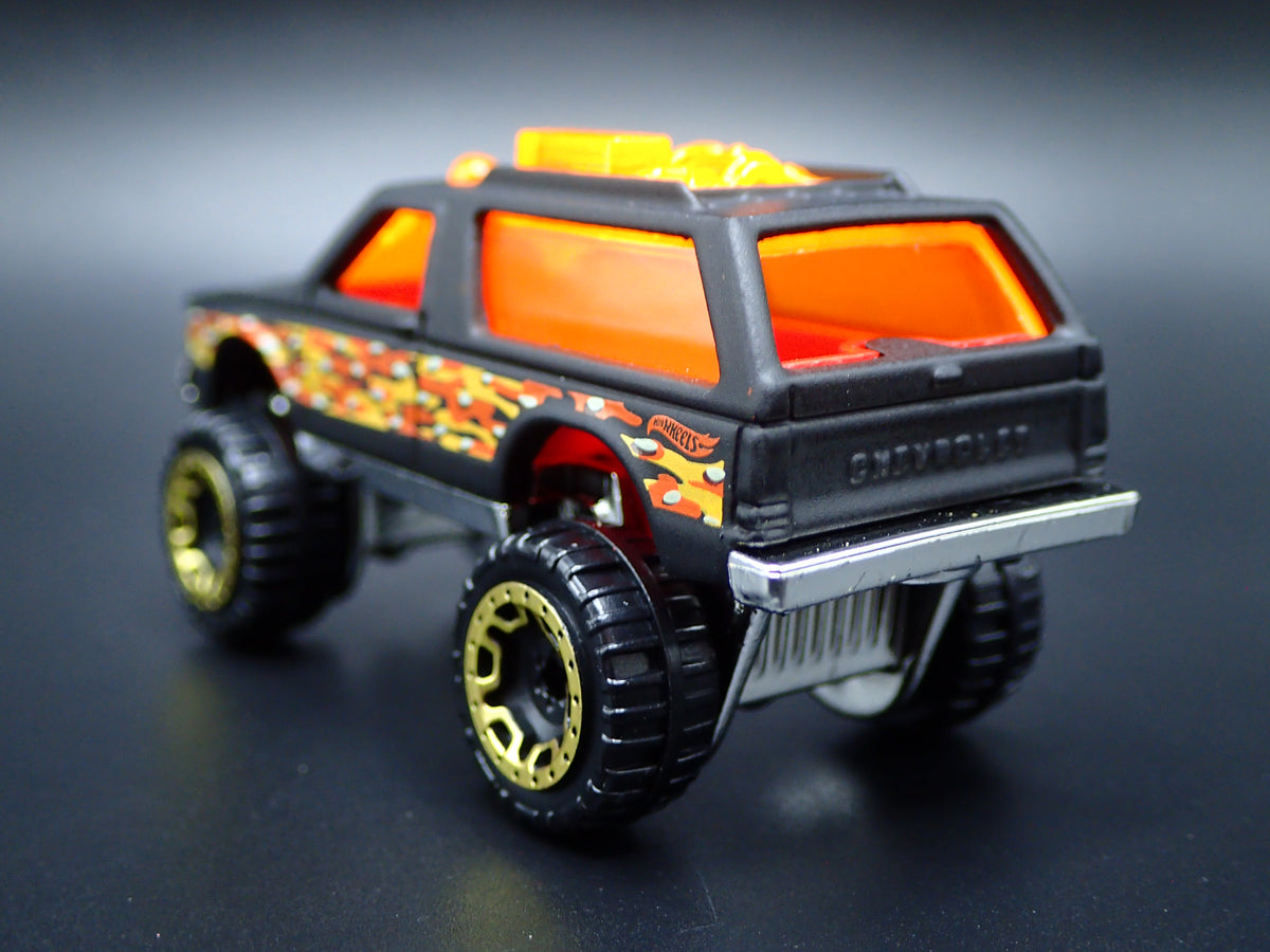 1982-1994 CHEVY CHEVROLET BLAZER 4X4 BLACK 1:64 SCALE DIORAMA DIECAST MODEL CAR