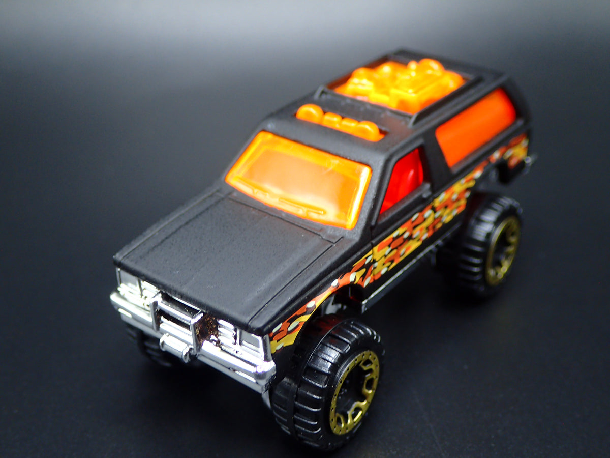 1982-1994 CHEVY CHEVROLET BLAZER 4X4 BLACK 1:64 SCALE DIORAMA DIECAST MODEL CAR