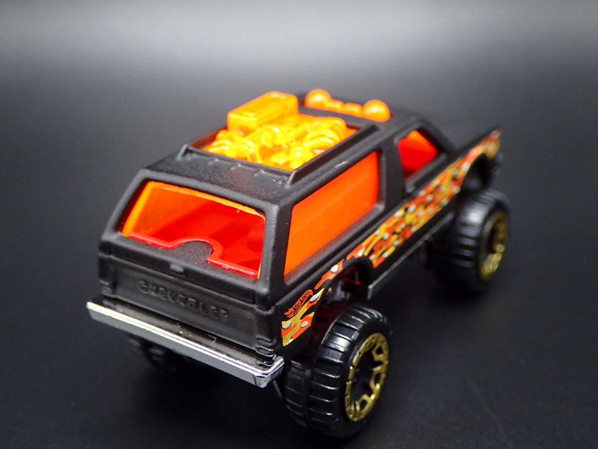 1982-1994 CHEVY CHEVROLET BLAZER 4X4 BLACK 1:64 SCALE DIORAMA DIECAST MODEL CAR