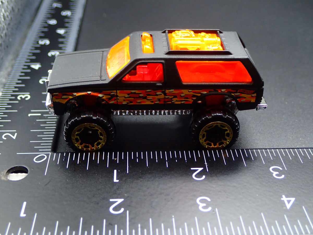 1982-1994 CHEVY CHEVROLET BLAZER 4X4 BLACK 1:64 SCALE DIORAMA DIECAST MODEL CAR