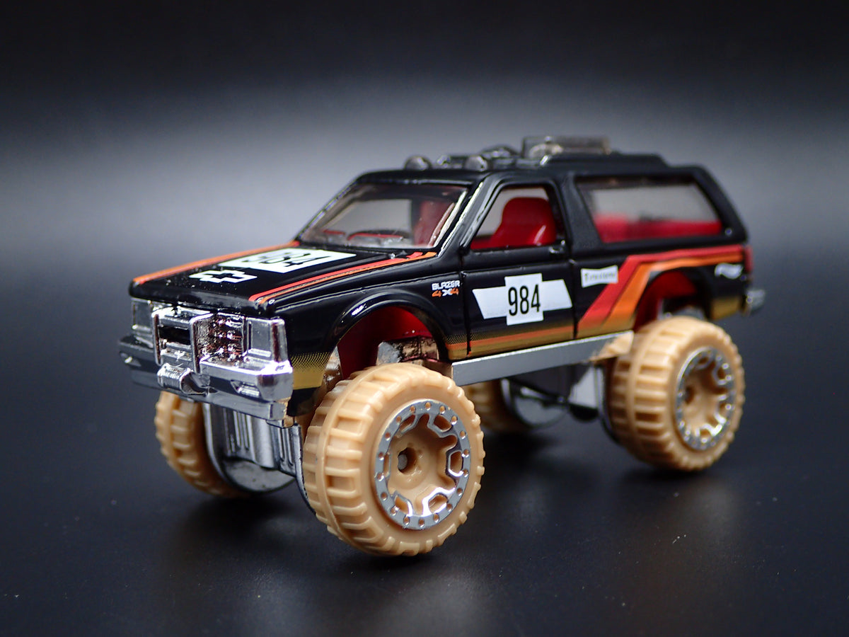 1982-1994 CHEVY CHEVROLET BLAZER 4X4 BLACK 1:64 SCALE DIORAMA DIECAST MODEL CAR