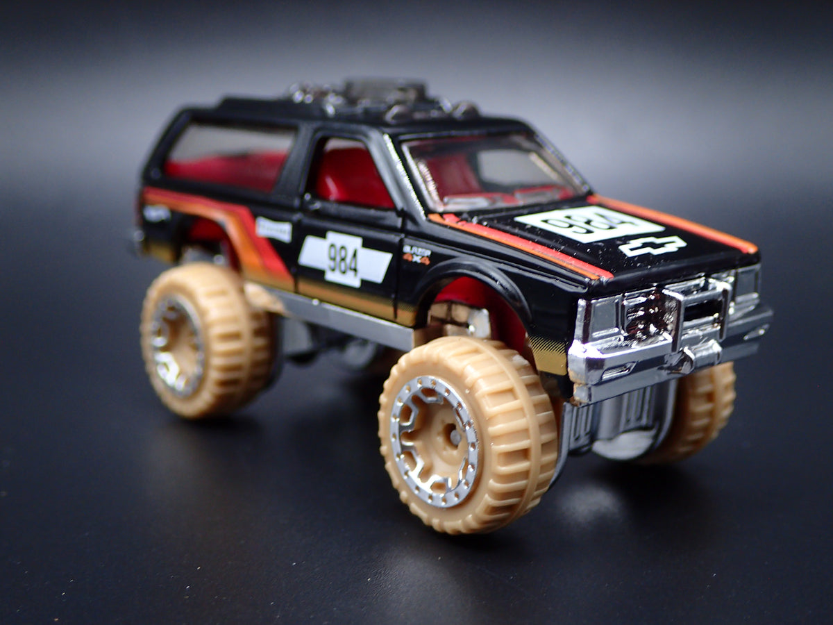 1982-1994 CHEVY CHEVROLET BLAZER 4X4 BLACK 1:64 SCALE DIORAMA DIECAST MODEL CAR