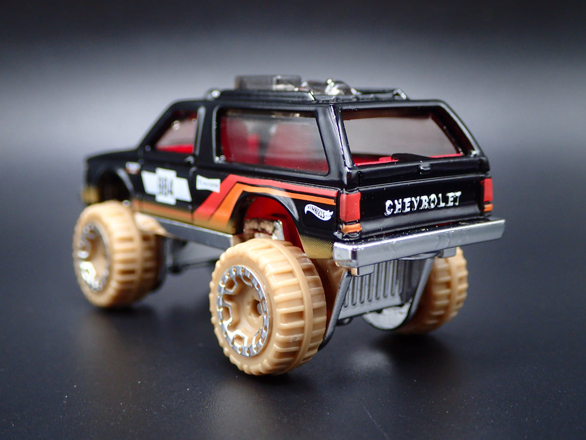 1982-1994 CHEVY CHEVROLET BLAZER 4X4 BLACK 1:64 SCALE DIORAMA DIECAST MODEL CAR