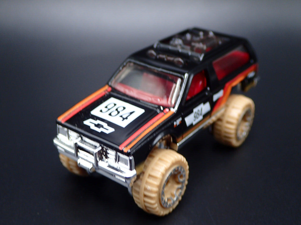 1982-1994 CHEVY CHEVROLET BLAZER 4X4 BLACK 1:64 SCALE DIORAMA DIECAST MODEL CAR