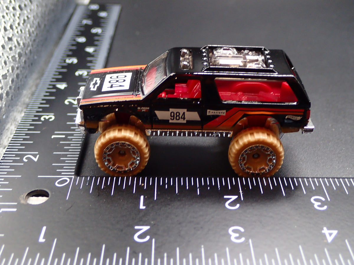 1982-1994 CHEVY CHEVROLET BLAZER 4X4 BLACK 1:64 SCALE DIORAMA DIECAST MODEL CAR