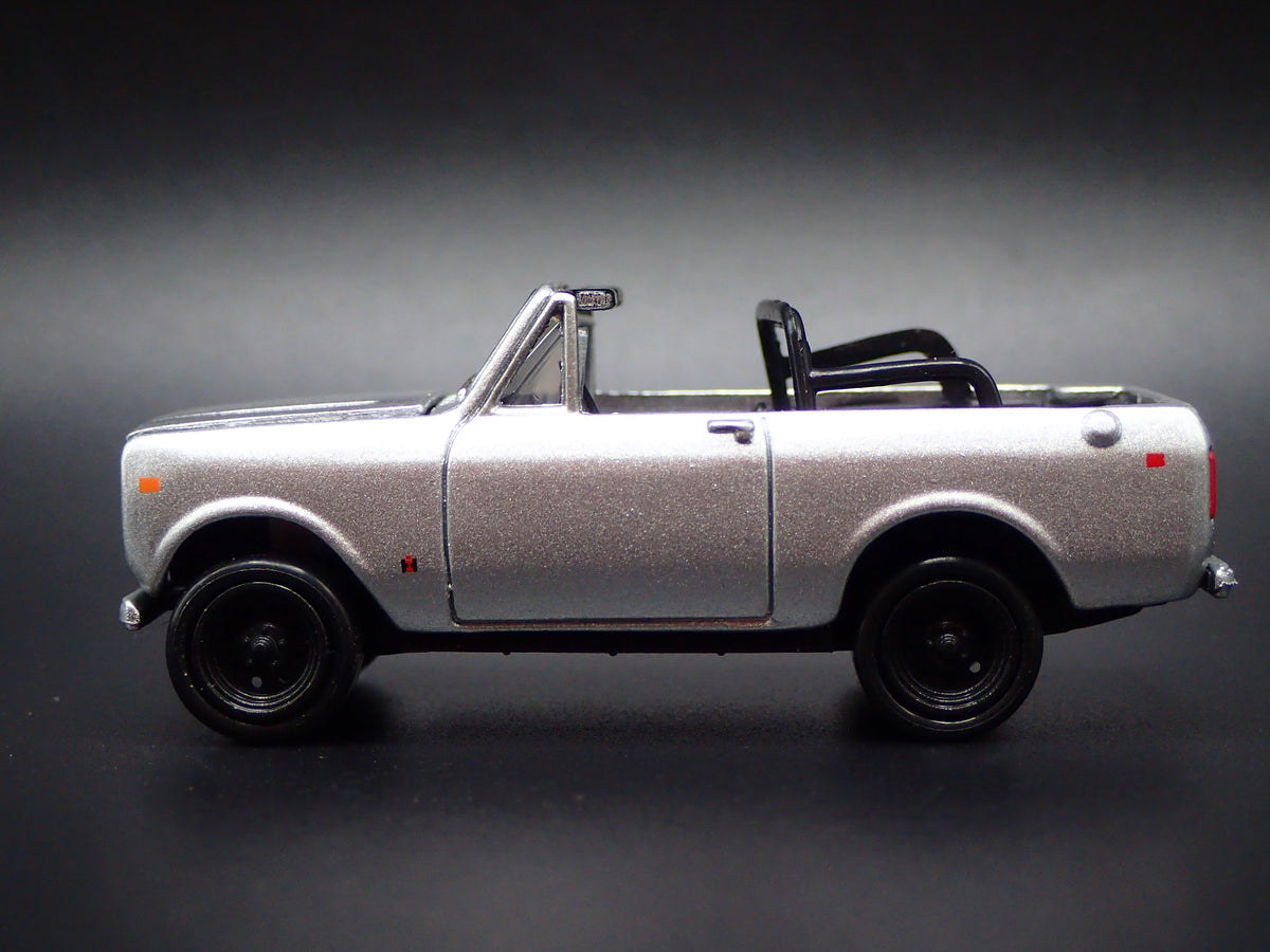 1978 78 INTERNATIONAL SCOUT II SILVER 1:64 SCALE DIORAMA DIECAST MODEL CAR