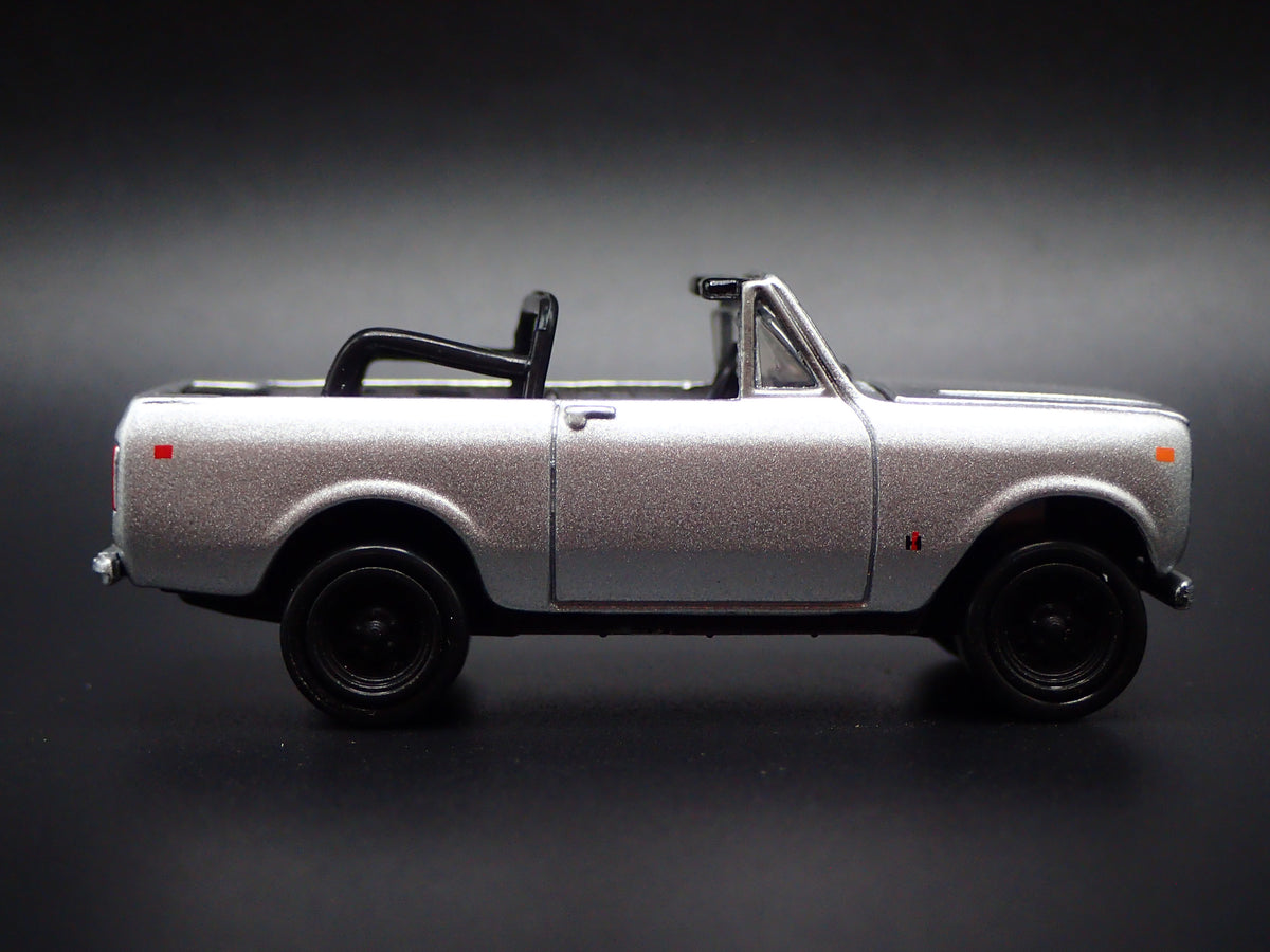 1978 78 INTERNATIONAL SCOUT II SILVER 1:64 SCALE DIORAMA DIECAST MODEL CAR