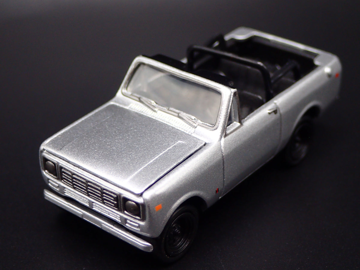 1978 78 INTERNATIONAL SCOUT II SILVER 1:64 SCALE DIORAMA DIECAST MODEL CAR