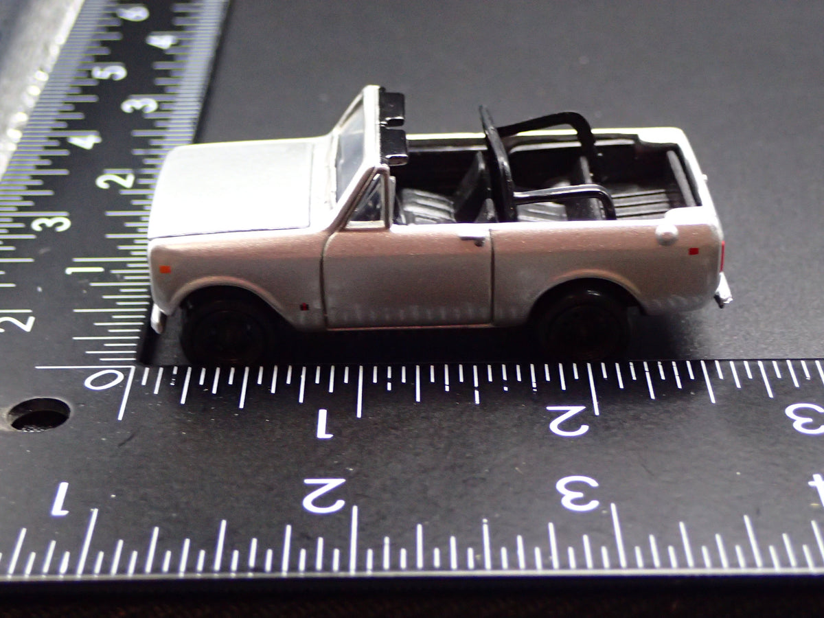 1978 78 INTERNATIONAL SCOUT II SILVER 1:64 SCALE DIORAMA DIECAST MODEL CAR