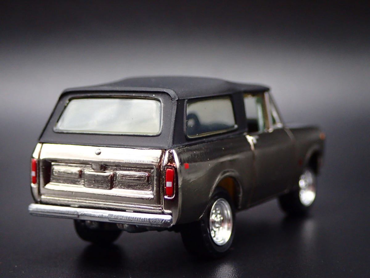 1979 79 INTERNATIONAL SCOUT II 4X4 CHROME 1:64 SCALE DIORAMA DIECAST MODEL CAR