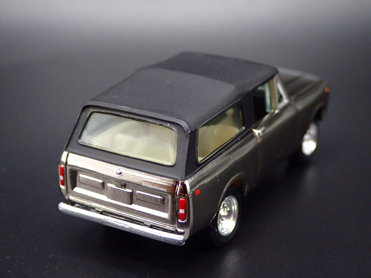 1979 79 INTERNATIONAL SCOUT II 4X4 CHROME 1:64 SCALE DIORAMA DIECAST MODEL CAR