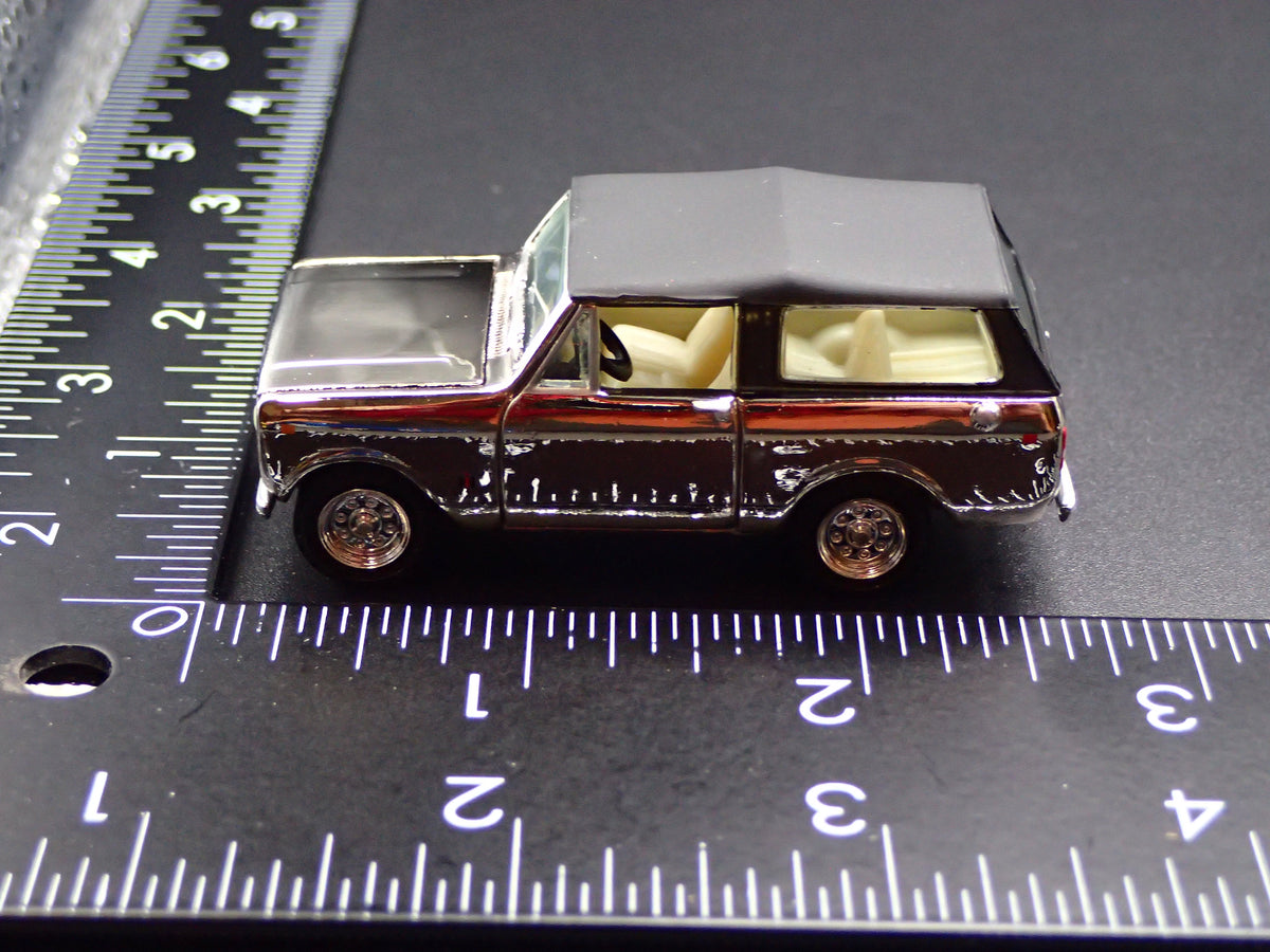 1979 79 INTERNATIONAL SCOUT II 4X4 CHROME 1:64 SCALE DIORAMA DIECAST MODEL CAR