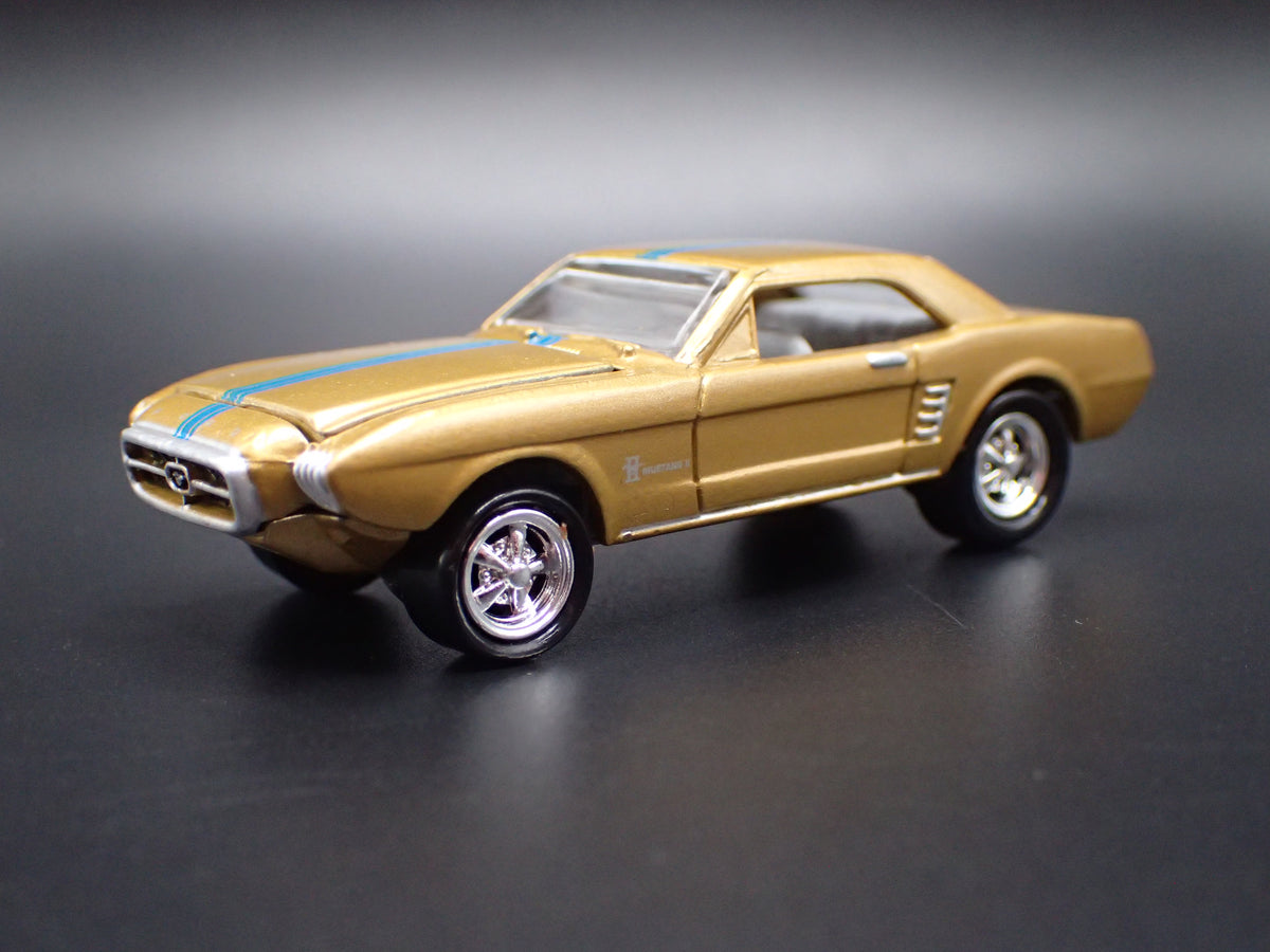 1963 63 FORD MUSTANG II CONCEPT GOLD 1:64 SCALE DIORAMA DIECAST MODEL CAR
