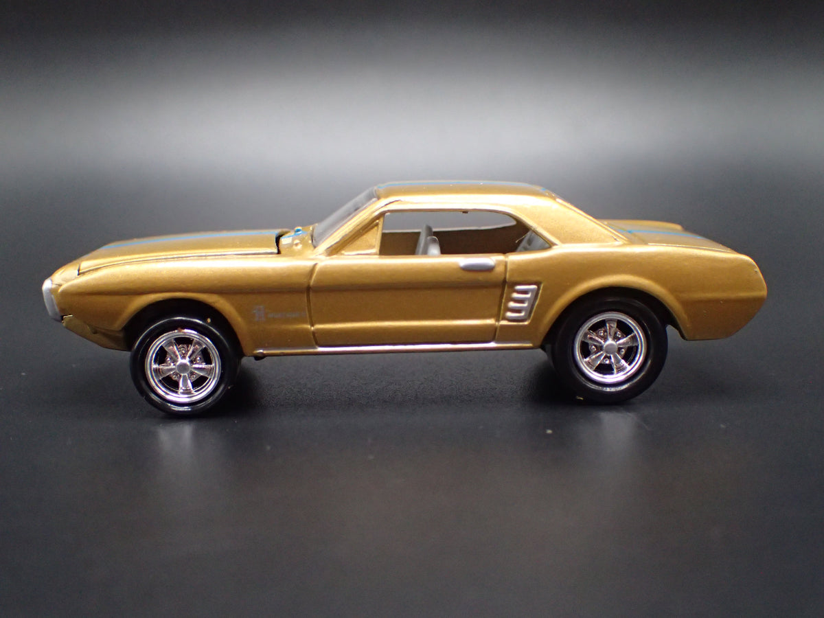 1963 63 FORD MUSTANG II CONCEPT GOLD 1:64 SCALE DIORAMA DIECAST MODEL CAR