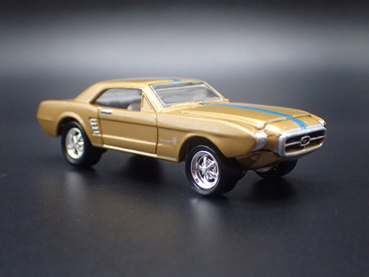 1963 63 FORD MUSTANG II CONCEPT GOLD 1:64 SCALE DIORAMA DIECAST MODEL CAR