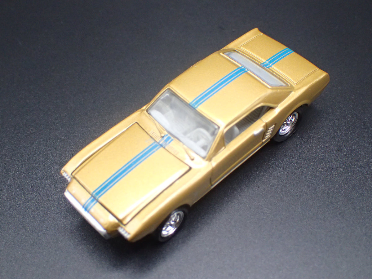 1963 63 FORD MUSTANG II CONCEPT GOLD 1:64 SCALE DIORAMA DIECAST MODEL CAR