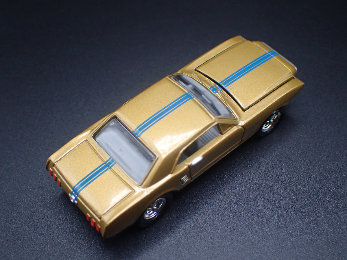 1963 63 FORD MUSTANG II CONCEPT GOLD 1:64 SCALE DIORAMA DIECAST MODEL CAR